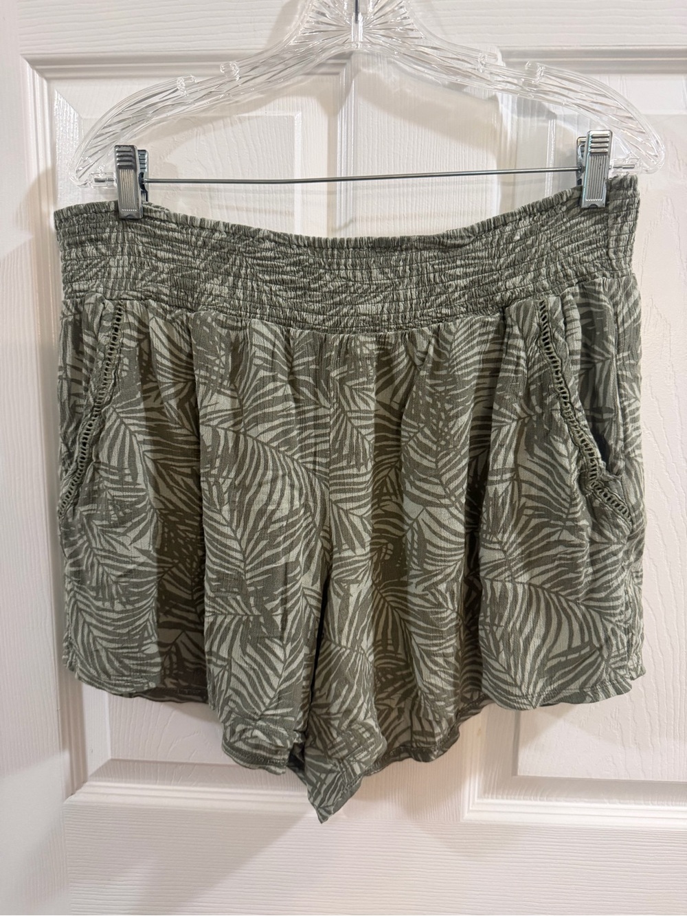 Three Dots Olive Green Leaf-Print High Waist Pull-On Shorts